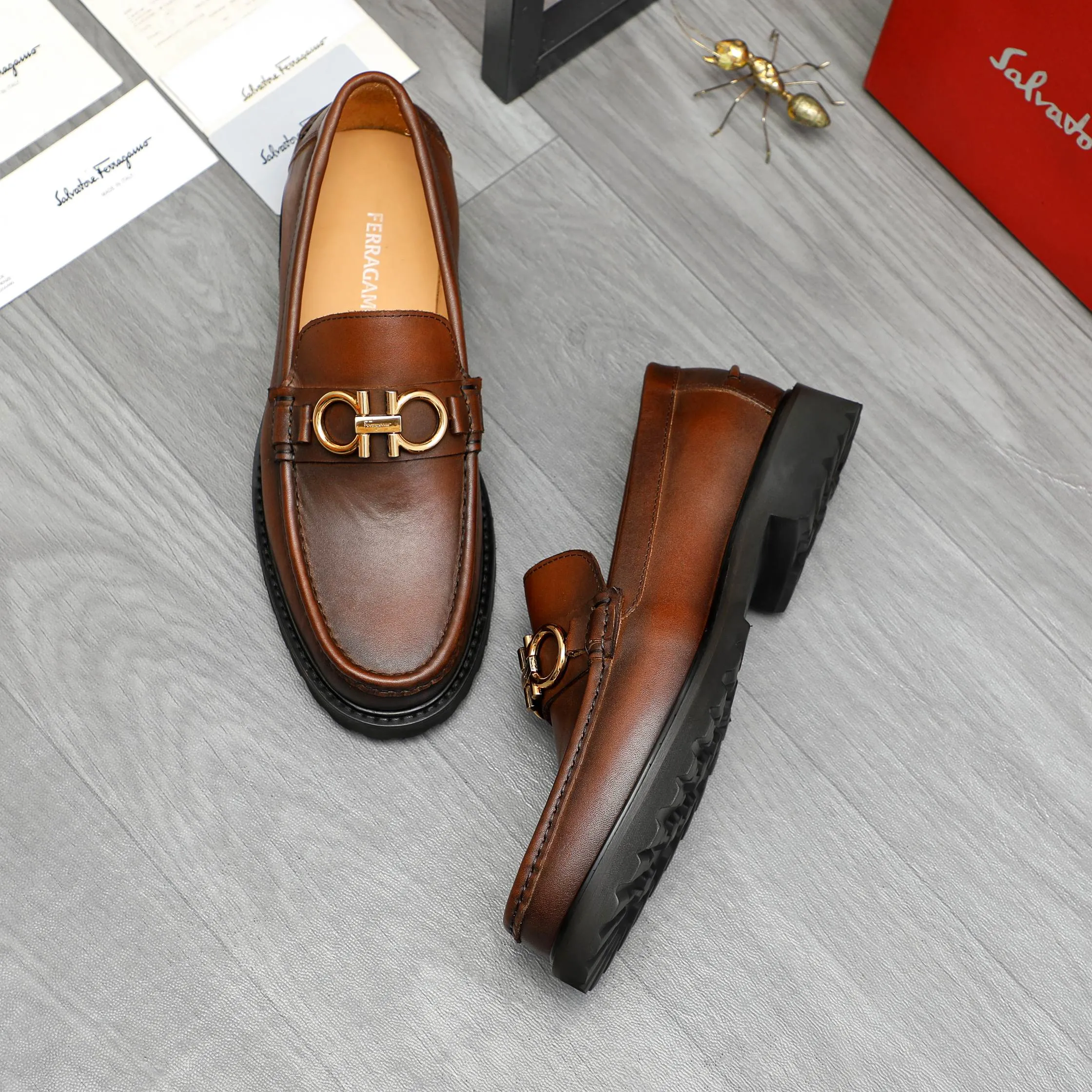 Men's shoes 💰442 Product trademark: Ferragamo "Ferragamo" business formal leather shoes Regular size: 38-46 (45.46 custom-made and non-returnable) Product materials: Selected color-brushed cowhide upper, cowhide lining, non-slip rubber outsole